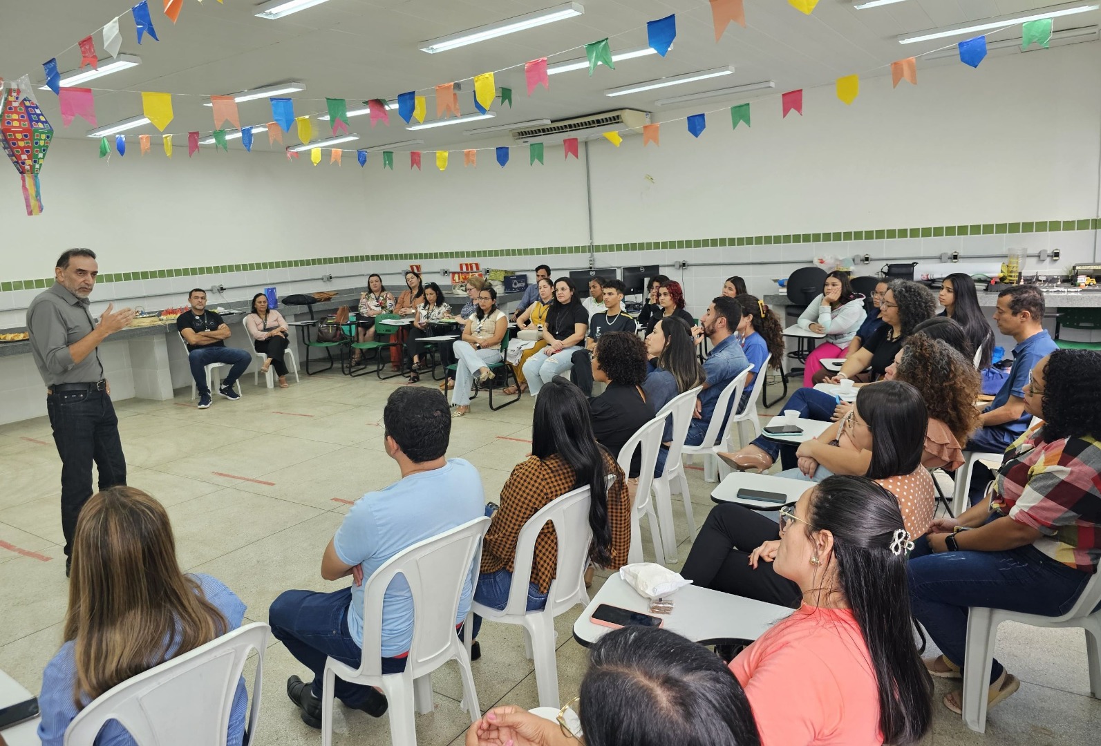 Reitor Carlos Guedes conversa com a comunidade acadêmica de São Miguel