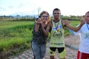 Prefeita Eliza Alves entrega troféu ao vencedor da corrida, Cristiano Gregório