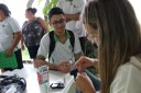 Aferição de pressão e teste de glicemia feitos pela acadêmica de Enfermagem, Crislândia de Lima Lopes