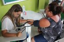 Aferição de pressão e teste de glicemia feitos pela acadêmica de Enfermagem, Crislândia de Lima Lopes