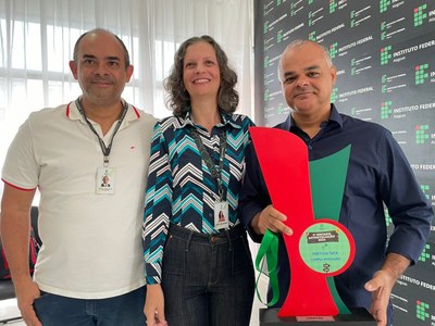 Professor Marcelo Cavalcante recebe troféu por participação dos alunos de Horticultura na Gincana.jpeg