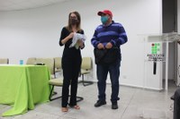 Joselino Fausto da Silva recebe kit de fardamento e material didático