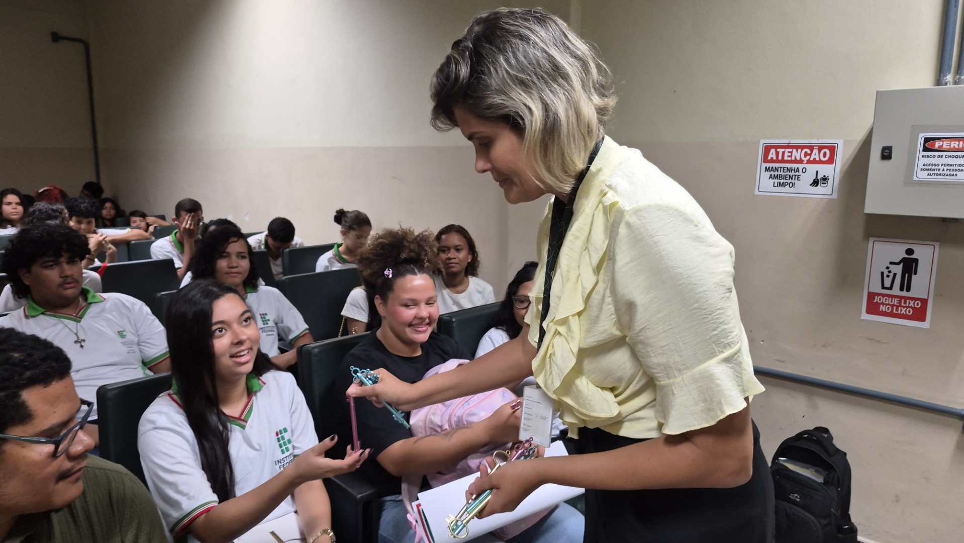 Sâmia Cardeal desenvolve atividade de sensibilização de alunos para temas de interesses comuns.jpg