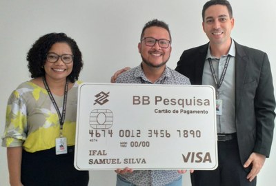 Eunice Palmeira e Eugênio Bastos entregam cartão ao líder de grupo de Pesquisa, Samuel Silva.jpeg