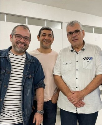 Os docentes André Luis Canuto, Enaldo Vieira, do Campus aceió, ao lado do orientador Luís Paulo Mercado.jpeg