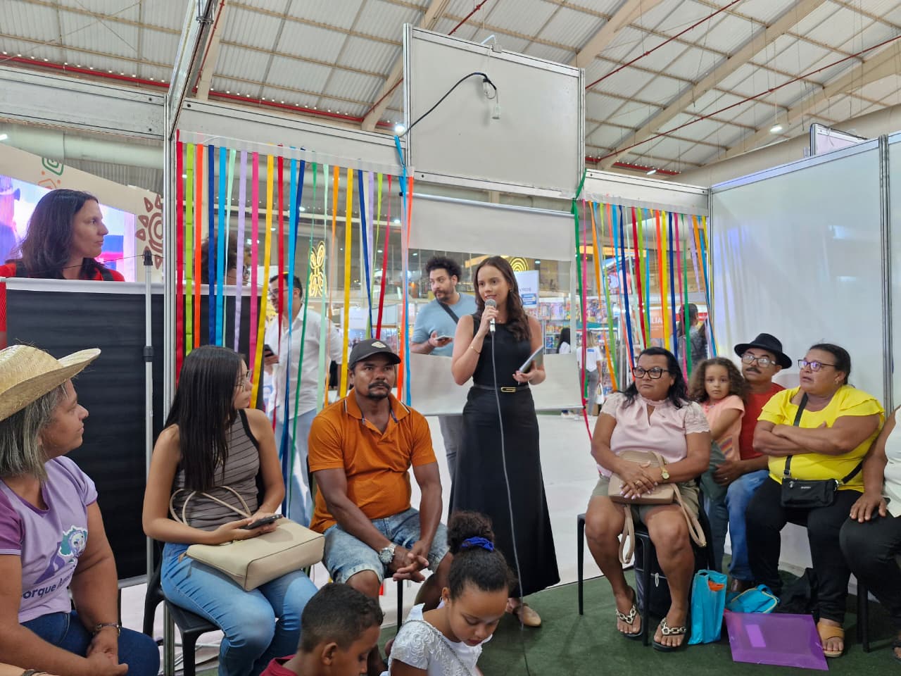 Aluna Egressa Leonarda Rodrigues falando sobre seu livro.jpeg