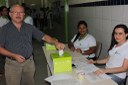 Candidato único no Ifal São Miguel, José Hélio deposita sua cédula na urna de votação