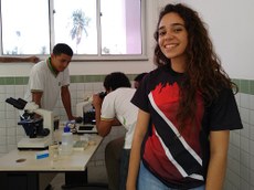 A aluna de Agroecologia, Ana Clara Pestun Blosi, orientou o primeiro contato dos alunos com microscópios eletrônicos.jpg