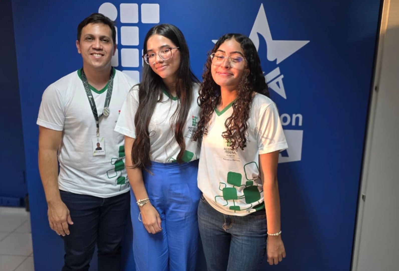 Professor Diego e as alunas, no escritório EducationUSA