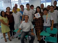 Estudantes premiados, com o professor Carlos Argolo, a diretora de Assuntos Acadêmicos Betania Vilar e professores da área de ciencias exatas