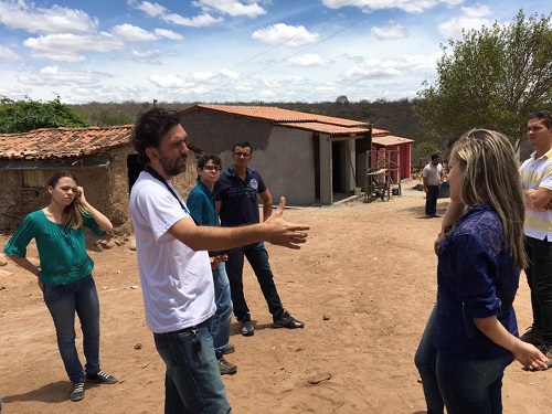 Integrantes do Projeto e alunos visitam comunidade Poço de Areia, para conhecer o local que receberão as casas.jpg