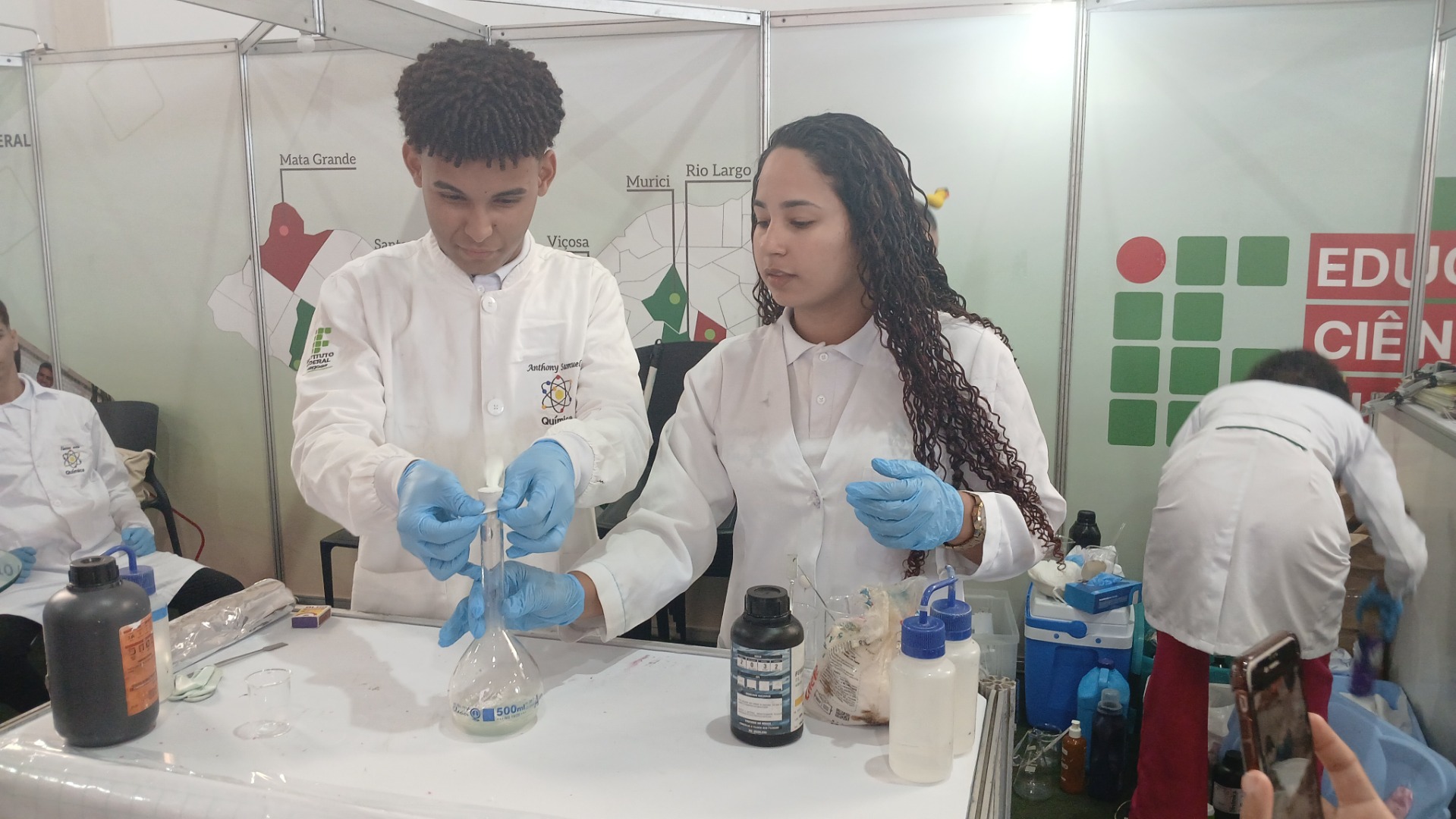 Alunos aprenderam a fazer experimentos de forma segura e prática.jpg