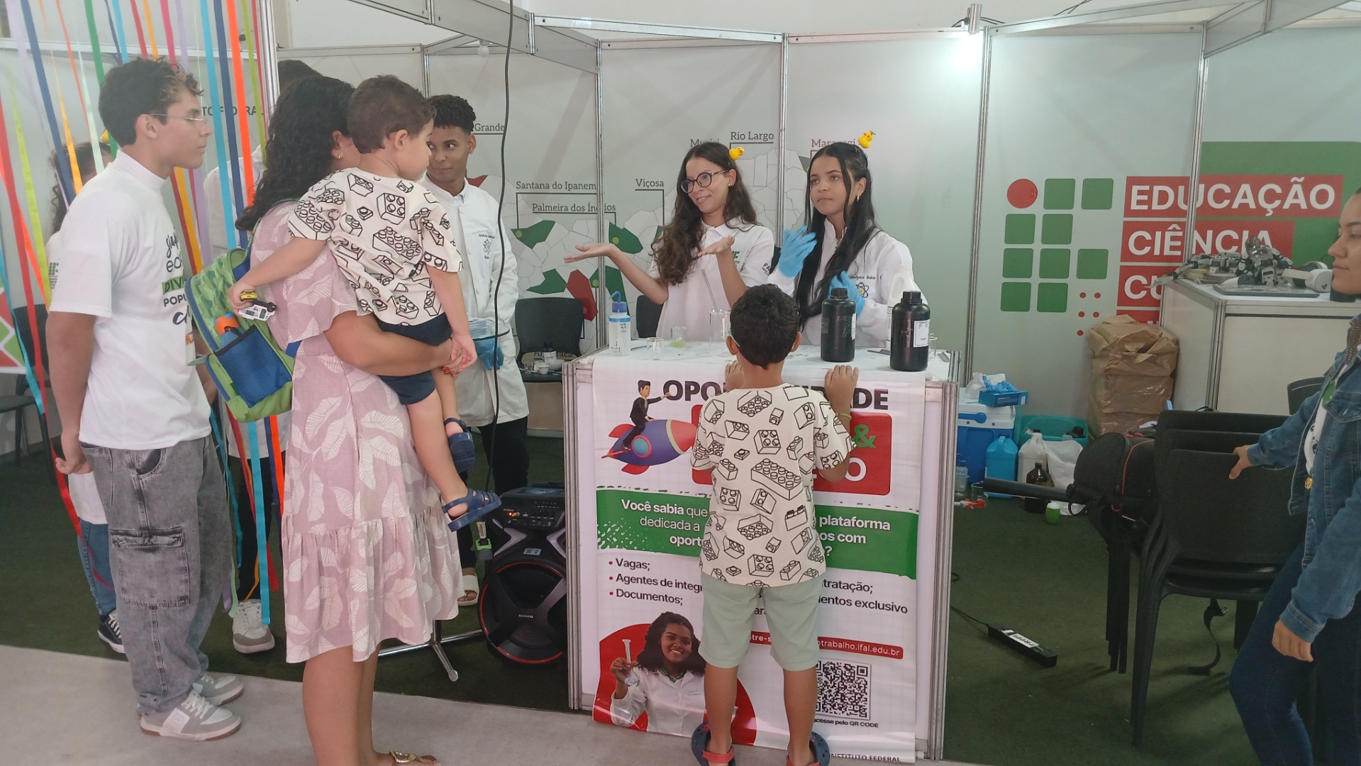 Visitantes podem interagir com os experimentos.jpg