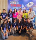 Diretor-presidente da Fapeal, João Vicente Ribeiro, e a assessora científica da entidade, Juliana Khalili, com os estudantes do Ifal convidados para a apresentação do projeto