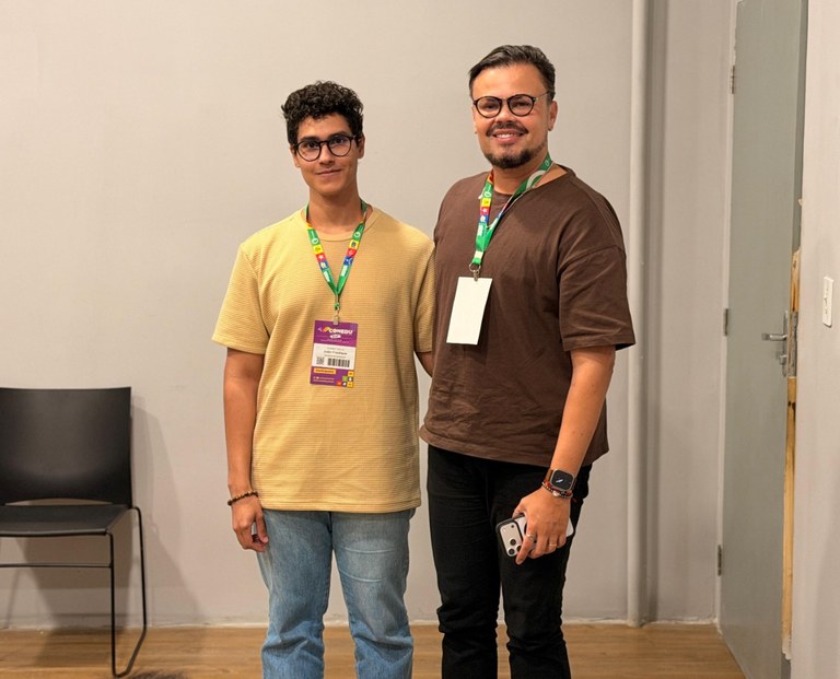 João Pedro Fradique foi acompanhado pelo coordenador  do Pibid no Ifal, Ricardo Cavalcanti, no Conedu.jpeg