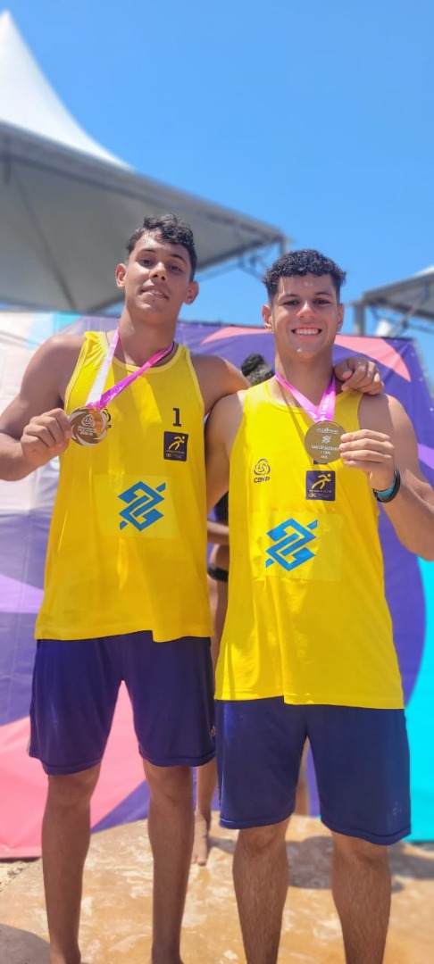 A dupla campeã Carlos Eduardo e Junior segurando suas medalhas.jpeg