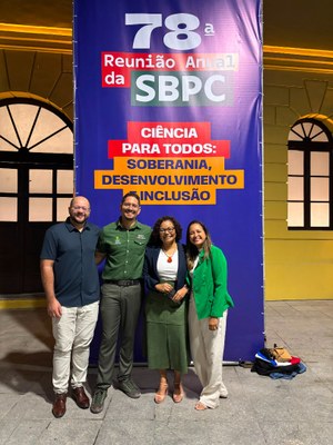 Eunice Palmeira acompanhada de domitiva de professores envolvidos com o Programa Mais Ciência na Escola.jpeg