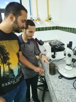 Na foto, professores Thiago Azevedo e Weslley Sampaio observam a superfície de fratura