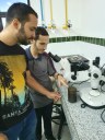 Na foto, professores Thiago Azevedo e Weslley Sampaio observam a superfície de fratura