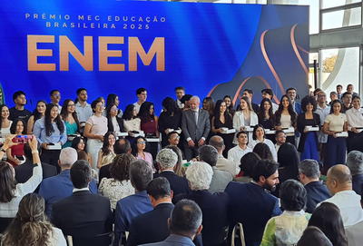 Alicia Melo e outros 53 estudantes receberam a premiação pelas notas no Enem