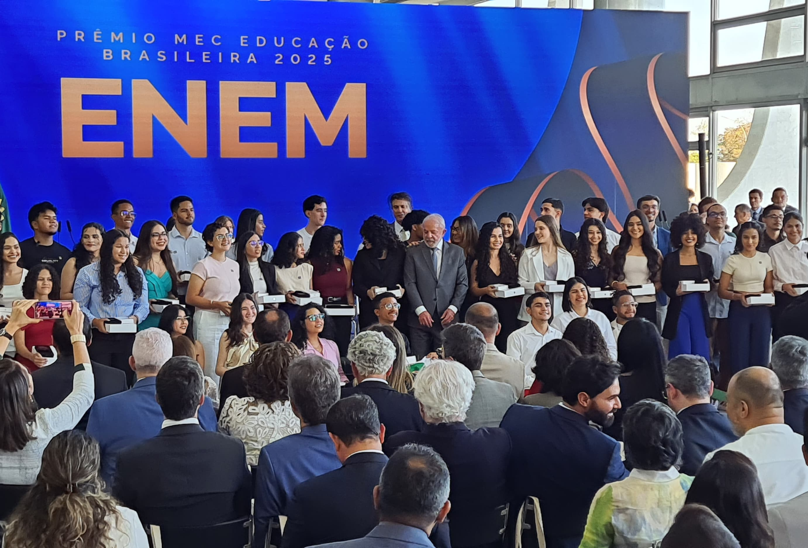 Alicia Melo e outros 53 estudantes receberam a premiação pelas notas no Enem