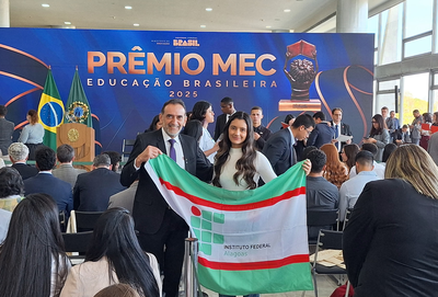 Reitor Carlos Guedes e Alicia Melo, durante a premiação