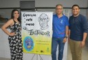 Os instrutores do curso de extensão, Marília Silva e Samuel Alves, com o professor de Artes, Almir Tavares.