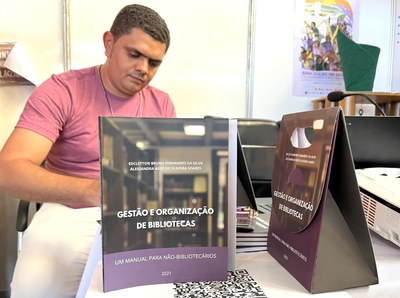 O bibliotecário do Campus Santana do Ipanema, Edcleyton Bruno Fernandes, lança livro em Bienal.jpg