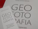 A obra Geo-Foto-Grafia narrativas espaciais nas imagens de Sebastião Salgado é uma parceria das editoras universitárias e já se encontra disponível para compra.jpg