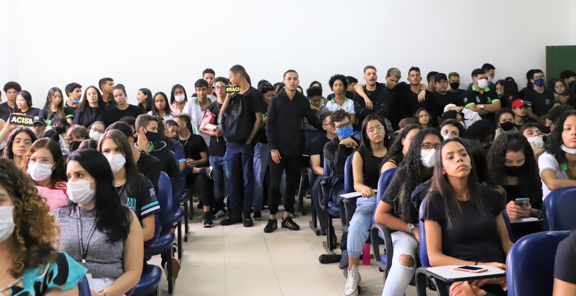 Alunos lotaram o auditório para protestar contra racismo e solicitar passe livre para residentes no Campus Maceió.JPG