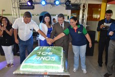Reitor e diretores de campi  cortam o bolo que simbolizou a comemoração dos 106 anos do Campus Maceió