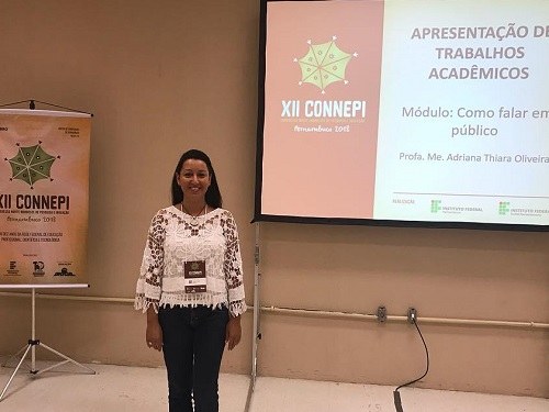 A professora do Campus Maceió, Adriana Thiara promoveu o minicurso  “Apresentação de trabalhos acadêmicos como falar em público”,.jpg
