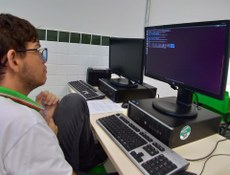 Felipe durante as aulas de Informática