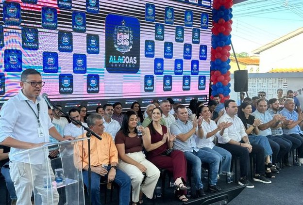 Ifal Batalha entrega ônibus para comunidade escolar