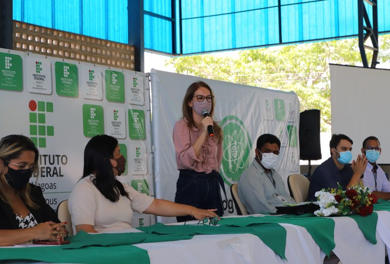 (No centro) Elisabete Duarte pontuou as dificuldades enfrentadas pelas mulheres para que possam se capacitarem profissionalmente.JPG