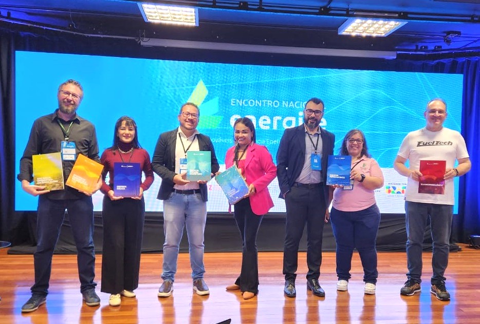 Professor Samuel Silva lançou livro com outros docentes integrantes do programa.jpeg