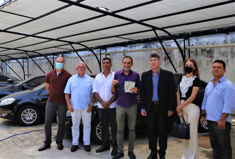Acompanhado de membros da equipe sitêmica do Ifal, Carlos Guedes recebe documentos dos carros.JPG