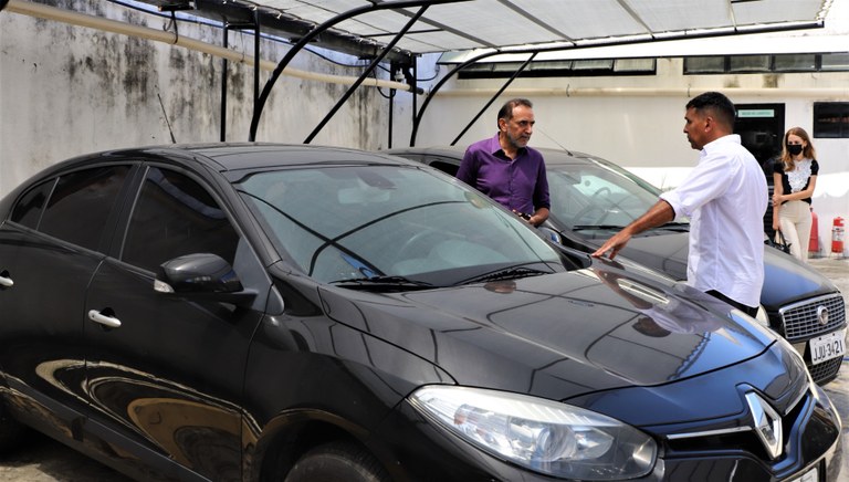 Reitor Carlos Guedes recebe informações sobre manutenção dos veículos.JPG