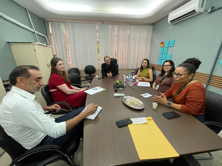 Reitor Carlos Guedes e pró-reitora Eunice Palmeira debatem possibilidades de levar o idioma franco para estudantes do Ifal.jpeg