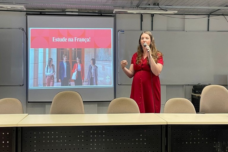 Thais Cardim apresenta oportunidades do Campus France para estudantes do Ifal.jpeg