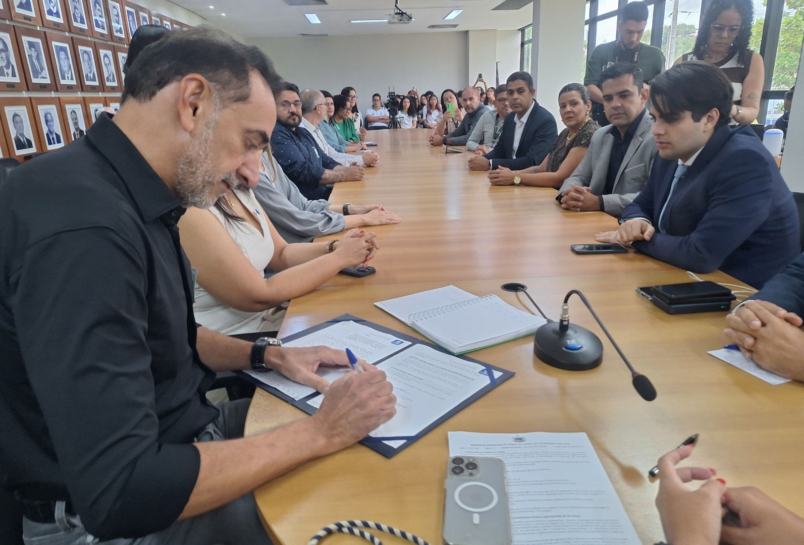 Reitor do Ifal, Carlos Guedes, durante a assinatura dos protocolos