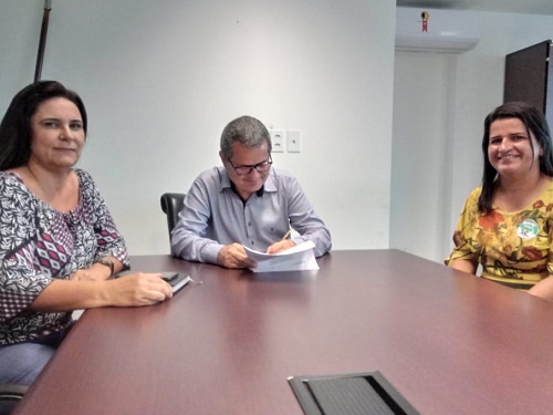 As professoras Carla Vieira e Cledilma Costa conversaram com reitor Sérgio Teixeira sobre as clásulas do termo de cooperação.jpeg
