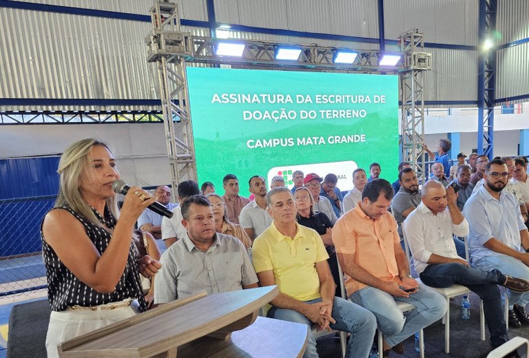 Prefeita Fabiana Farias comemora unidade do Ifal no município