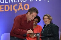 Assinatura do termo de compromisso do Ifal com o Programa, em abril de 2016, pelo pró-reitor de Pesquisa e Inovação na época, Carlos Henrique Almeida