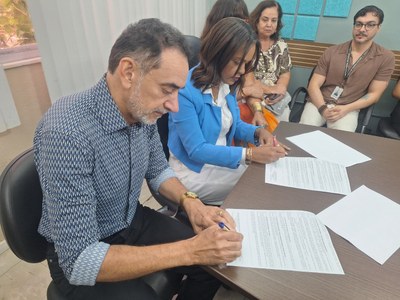 Reitor Carlos Guedes e secretária Francine Glória Marinho assinam termo de convênio entre Ifal e o estado de Alagoas.jpeg Reitor Carlos Guedes e secretária Francine Glória Marinho assinam termo de convênio entre Ifal e o estado de Alagoas.jpeg
