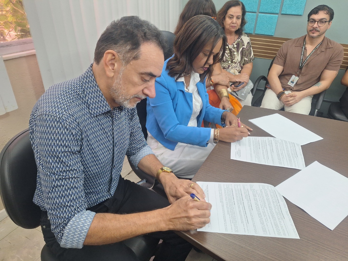 Reitor Carlos Guedes e secretária Francine Glória Marinho assinam termo de convênio entre Ifal e o estado de Alagoas.jpeg