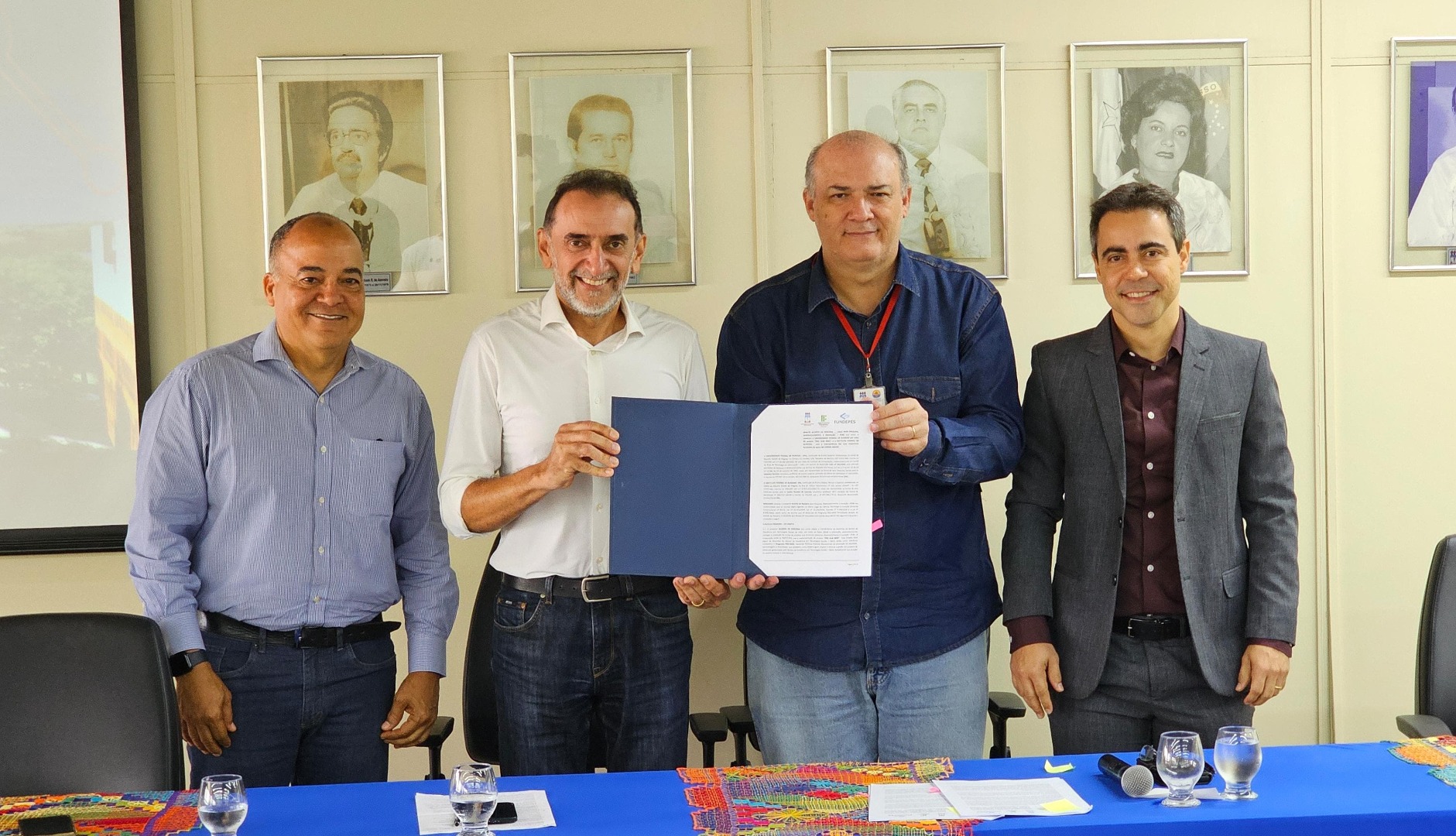 Reitores Carlos Guedes e Josealdo Tonholo seguram contrato de convênio entre Ifal e Ufal.jpeg