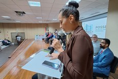 Adriana Nogueira lendo o termo de posse