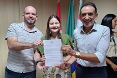 Diretor do Campus Viçosa e o reitor Carlos Guedes recebendo a nova servidora