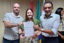 Diretor do Campus Viçosa e o reitor Carlos Guedes recebendo a nova servidora